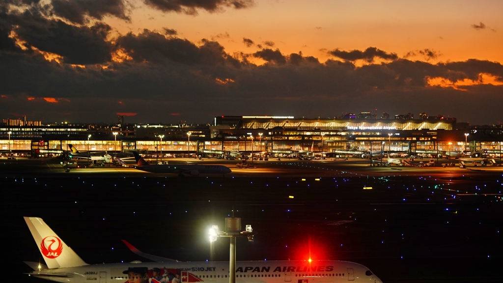 夕暮れ時の羽田空港