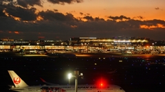 夕暮れ時の羽田空港