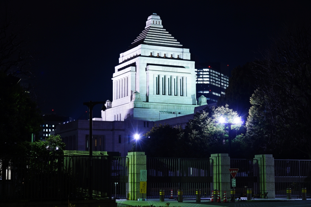 外は静寂、中は大荒れ…