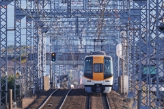 遠くから来る電車を…