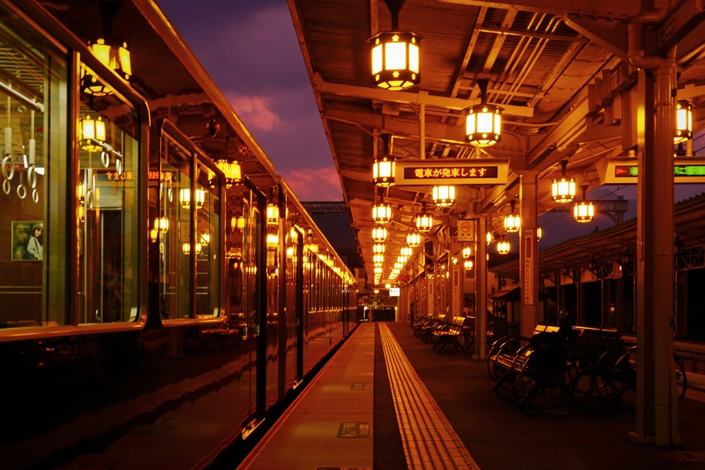 夕暮れ時の嵐山駅