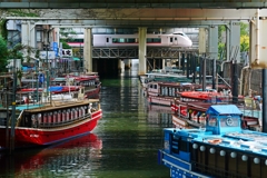 高架下に佇む屋形船群