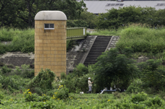 河川敷でゴルフの練習は禁止でしょ
