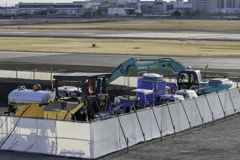 空港敷地内の工事車両