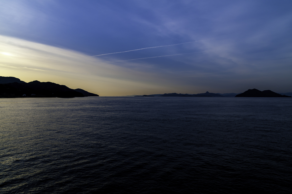 夜明けを待つ海