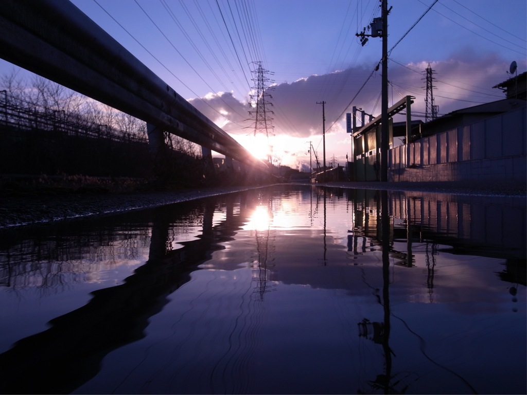 水溜りに映る夕日