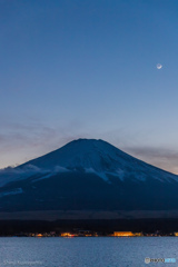 富士を見おろす二日目の月