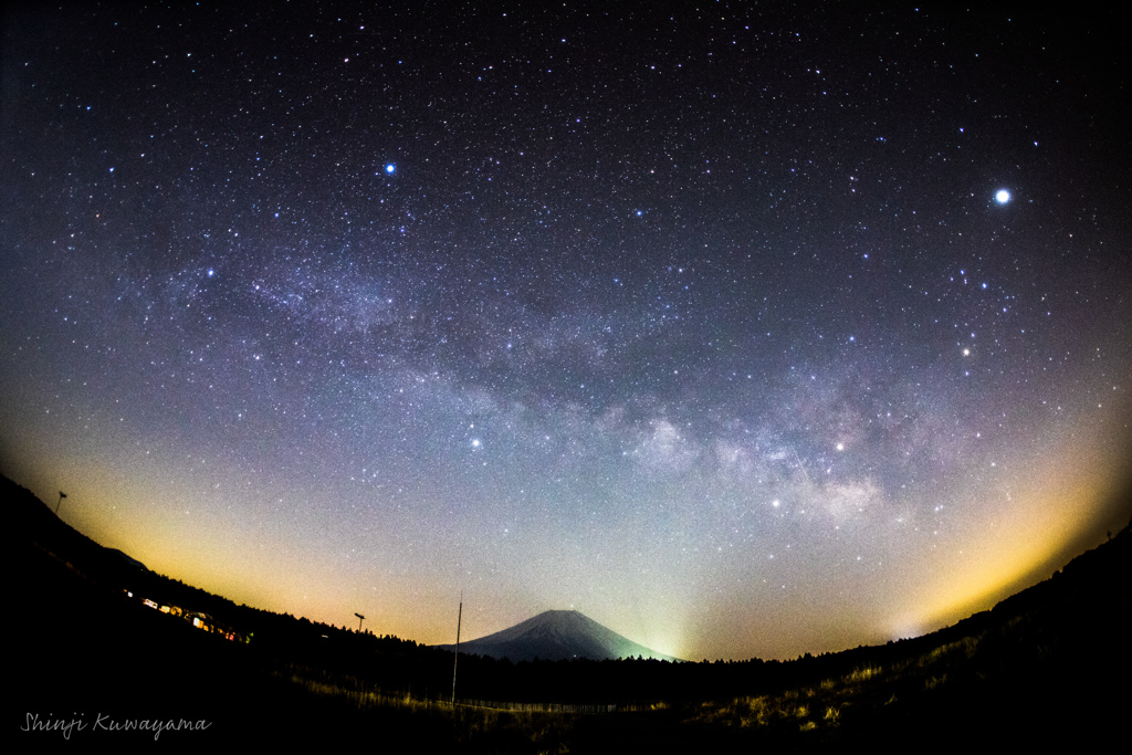 富士山の上に流れる天の川