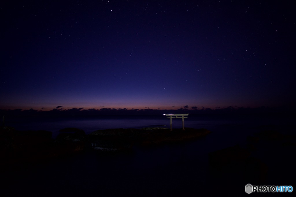 神磯の鳥居と星空