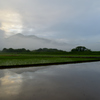 雲の間から