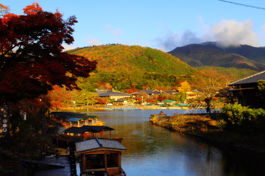 朝日と紅葉の山