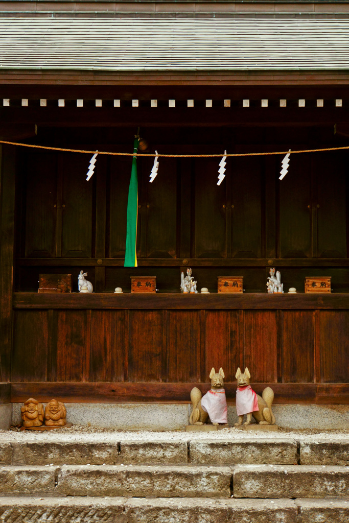 初詣でにぎわう神社で