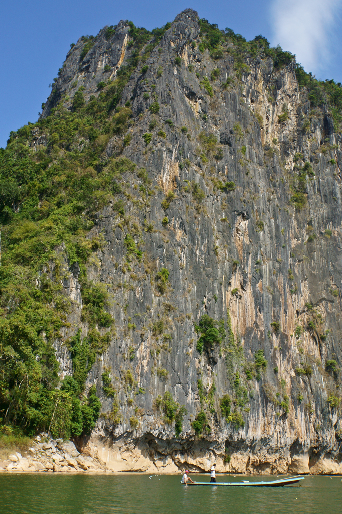 パークウー洞窟へ：大きい崖