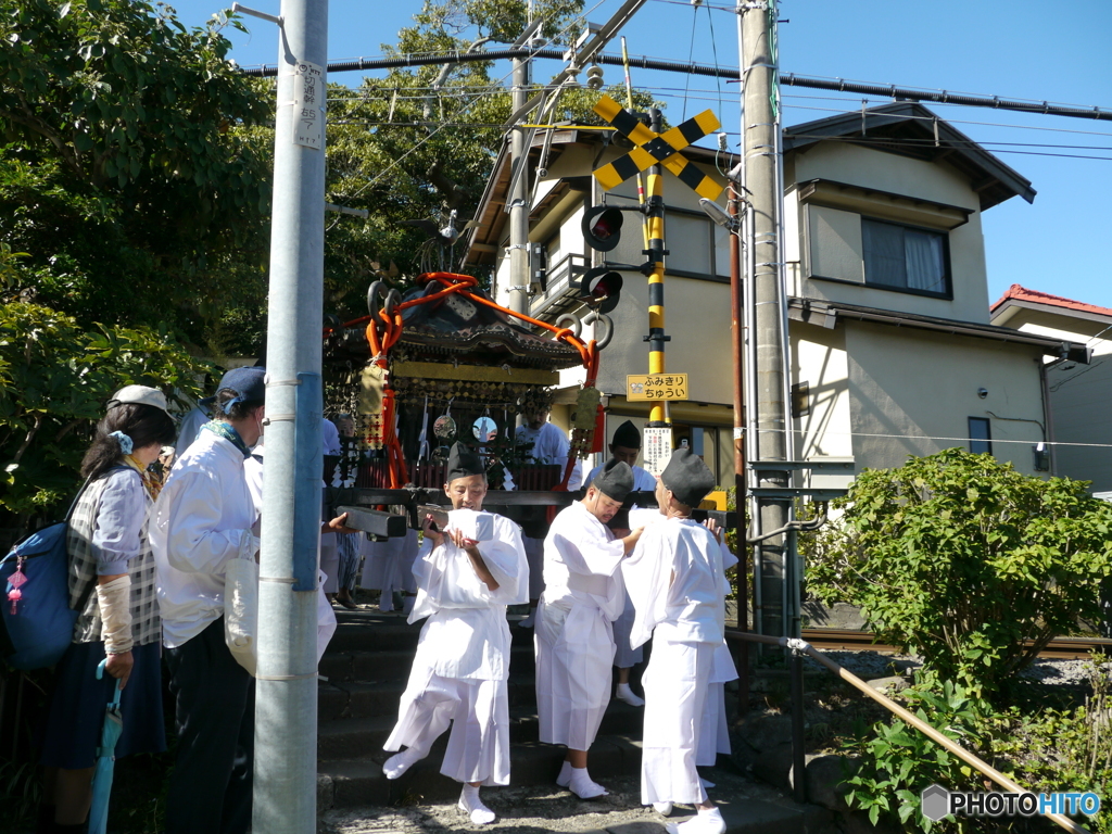 鎌倉面掛行列／江ノ電の踏切を渡る