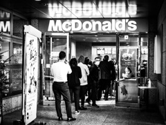 並ぶマクドナルド