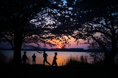 夕日の照らす方へ