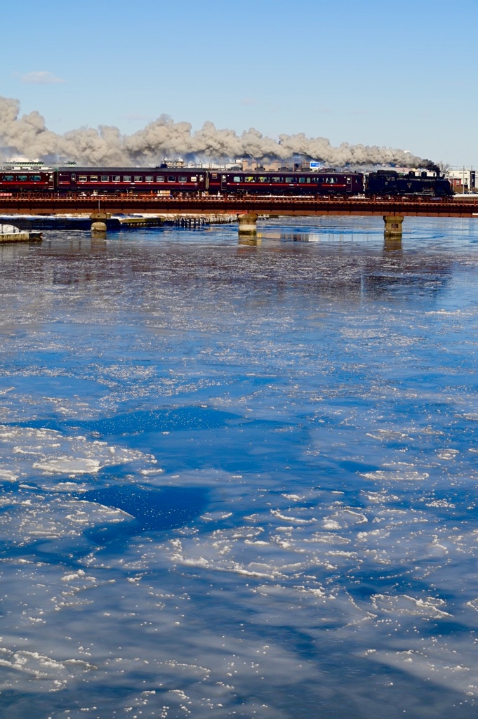 鉄橋を滑るSL冬の湿原号