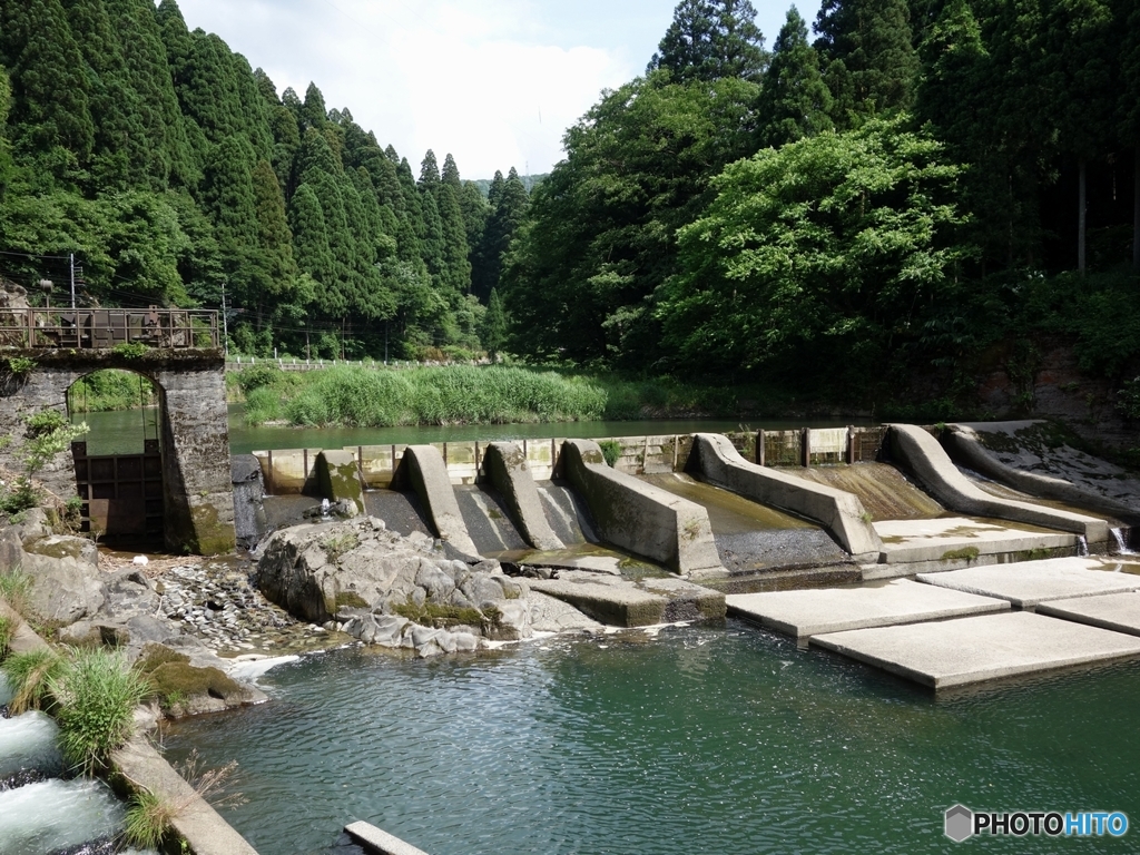 堰のある風景