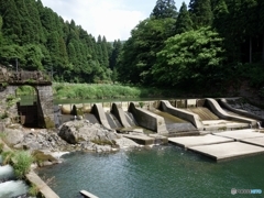 堰のある風景