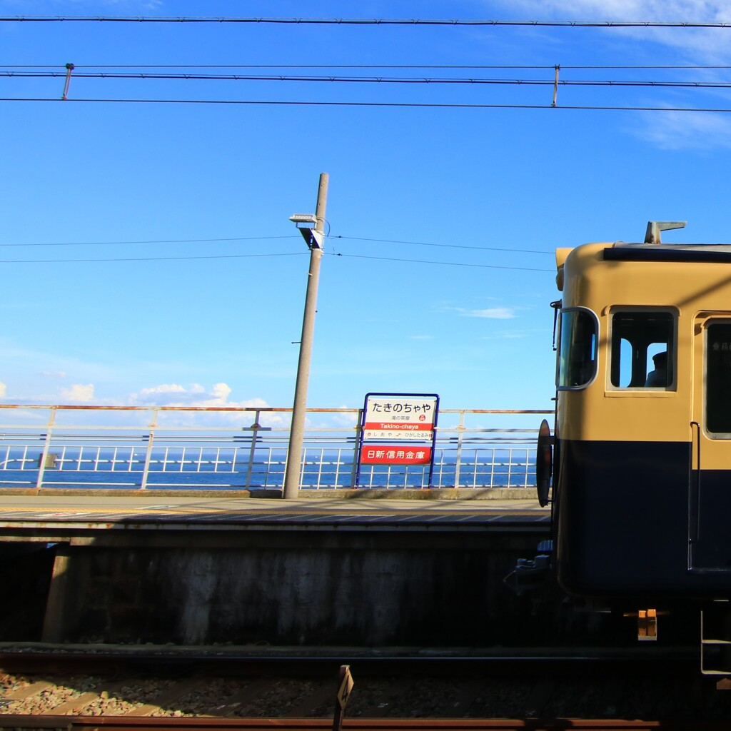 夏空と復刻カラーの山陽電車