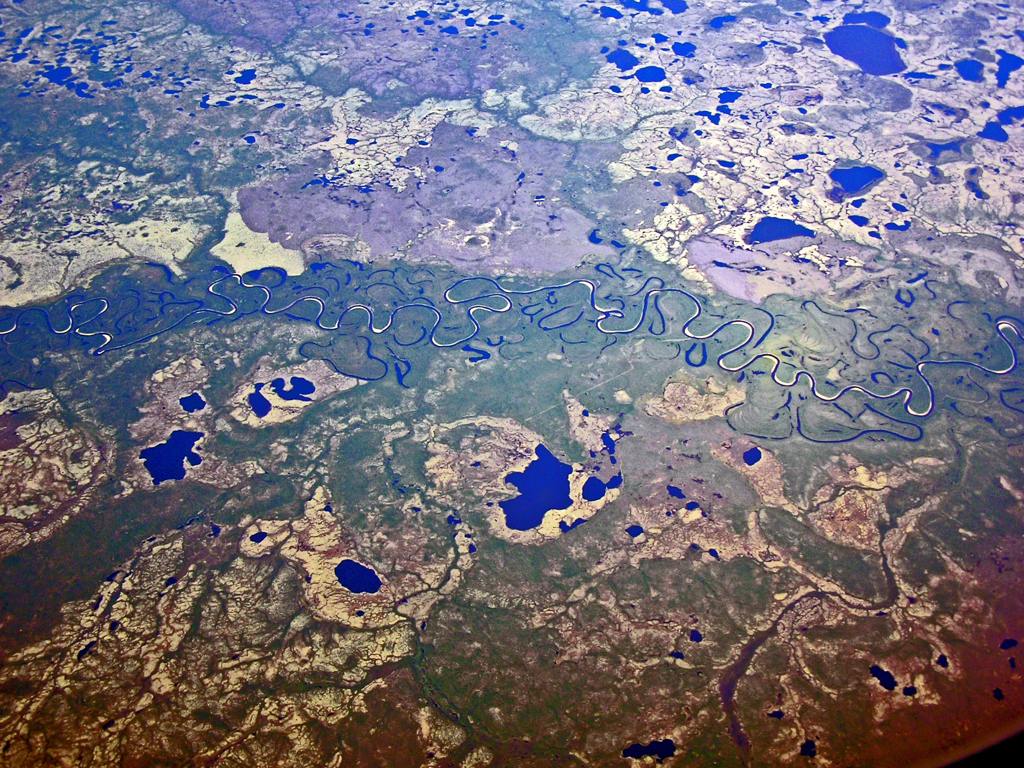 夏のシベリア上空　蛇行する川と湖沼