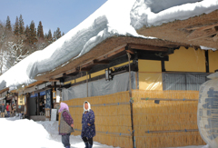 会津大内宿 雪祭り　⑫雪囲いと地元の方