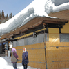 会津大内宿 雪祭り　⑫雪囲いと地元の方