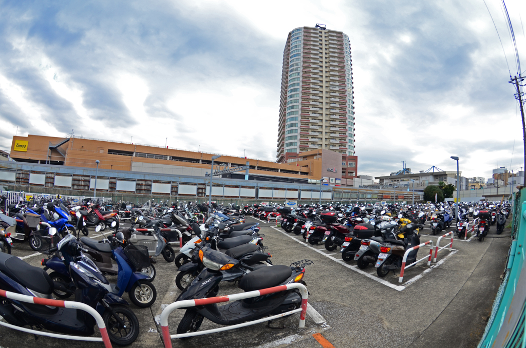 タワマンとバイクの海