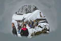 会津大内宿 雪祭り　⑨雪像灯篭の穴から Ⅰ