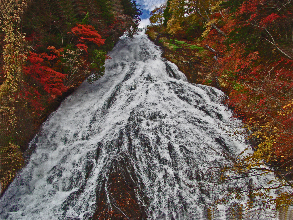 奥日光 豪快に流れる湯滝と紅葉 By はとポッポ Id 写真共有サイト Photohito