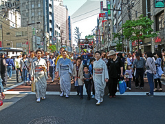 一昔前の三社祭　⑥きれいどころを先頭に行く山車