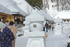 会津大内宿 雪祭り　⑭雪灯籠の並ぶ道