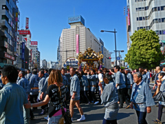 一昔前の三社祭　⑤デパート前を行く御神輿