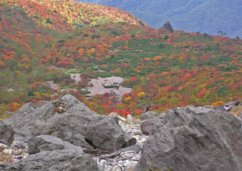 那須紅葉　② 姥が平を望む