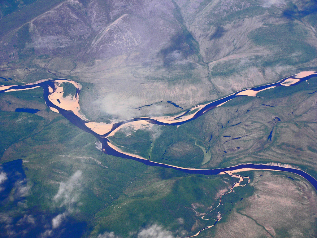 夏のシベリア上空　合流する川