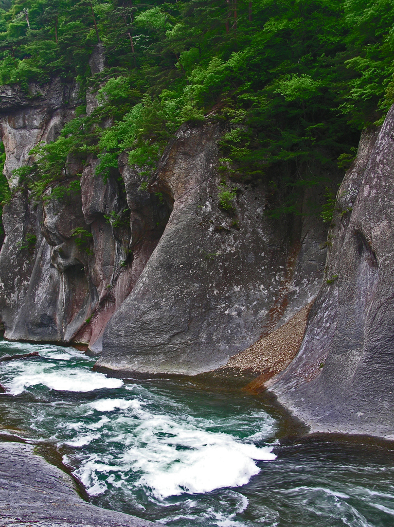 吹割の滝　落ちた先の流れと岩肌