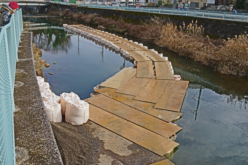 おやぁ！　川の中に道路が・・？