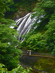 袋田の滝　① 雨の中の二人