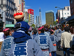 一昔前の三社祭　②肩 車