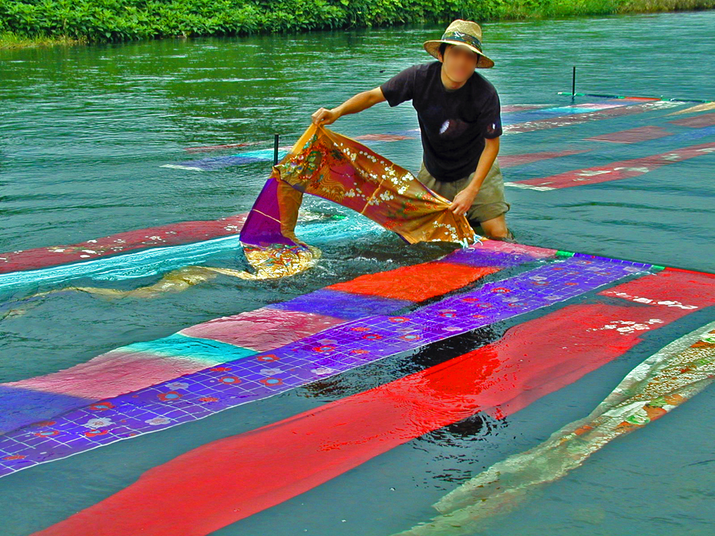 友禅流し　④ 洗いを体験する若者