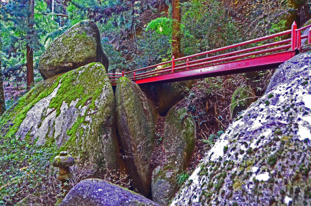 名草の巨石群　② 厳島神社 左側