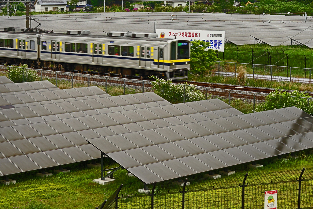 電気畑の中を行く　① 各停電車 通過