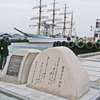 ロマンチック横浜　ララ物資の碑と帆船
