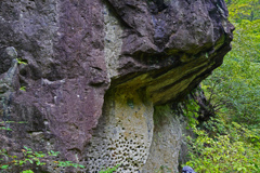 足尾探訪　㉒ 岩肌と無数の小穴