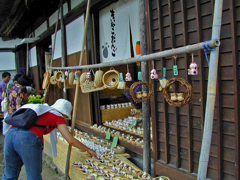 大内宿を訪ねて　⑤ お土産屋さんの店先で