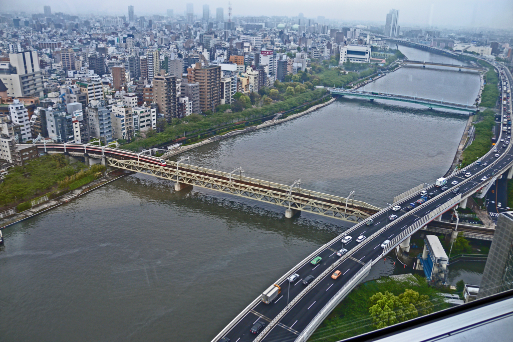 ｱｻﾋﾋﾞｰﾙ展望室からの眺め　③ 隅田川と橋