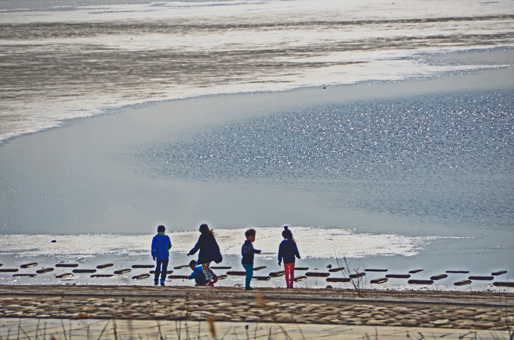 光の春 　①水辺で はしゃぐ子供達