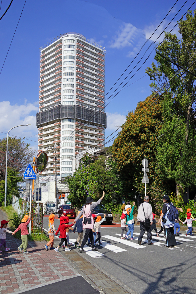 青空とタワマンと園児と