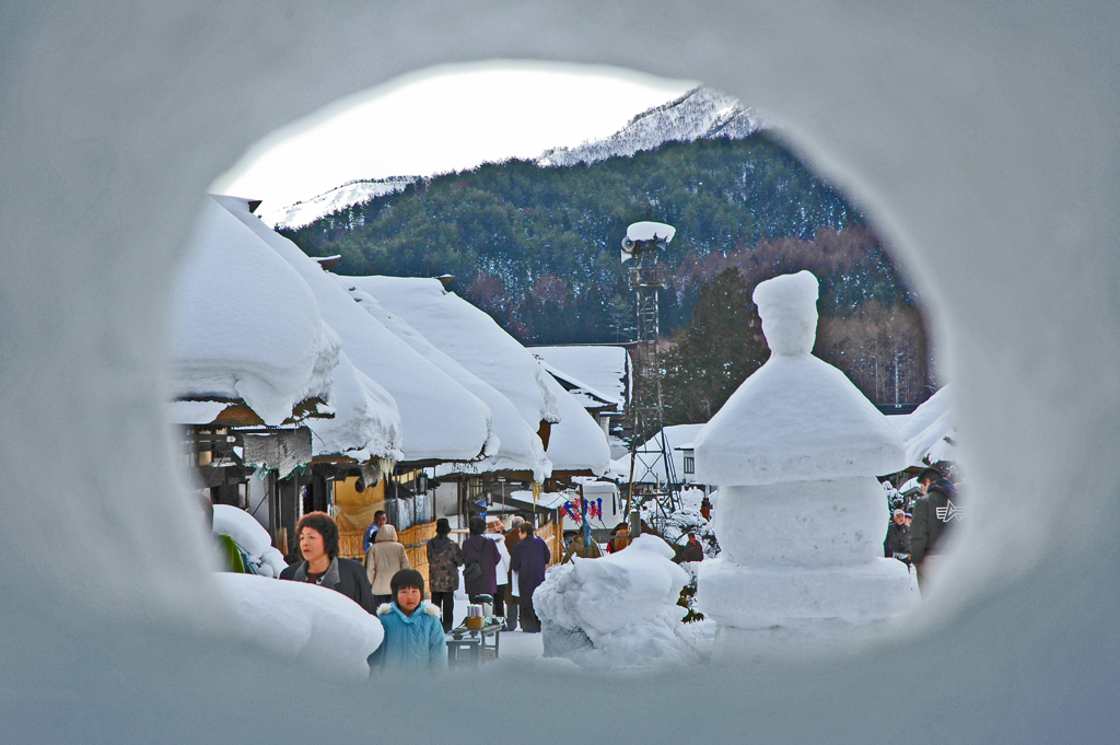 会津大内宿 雪祭り　⑩雪像灯篭の穴から Ⅱ
