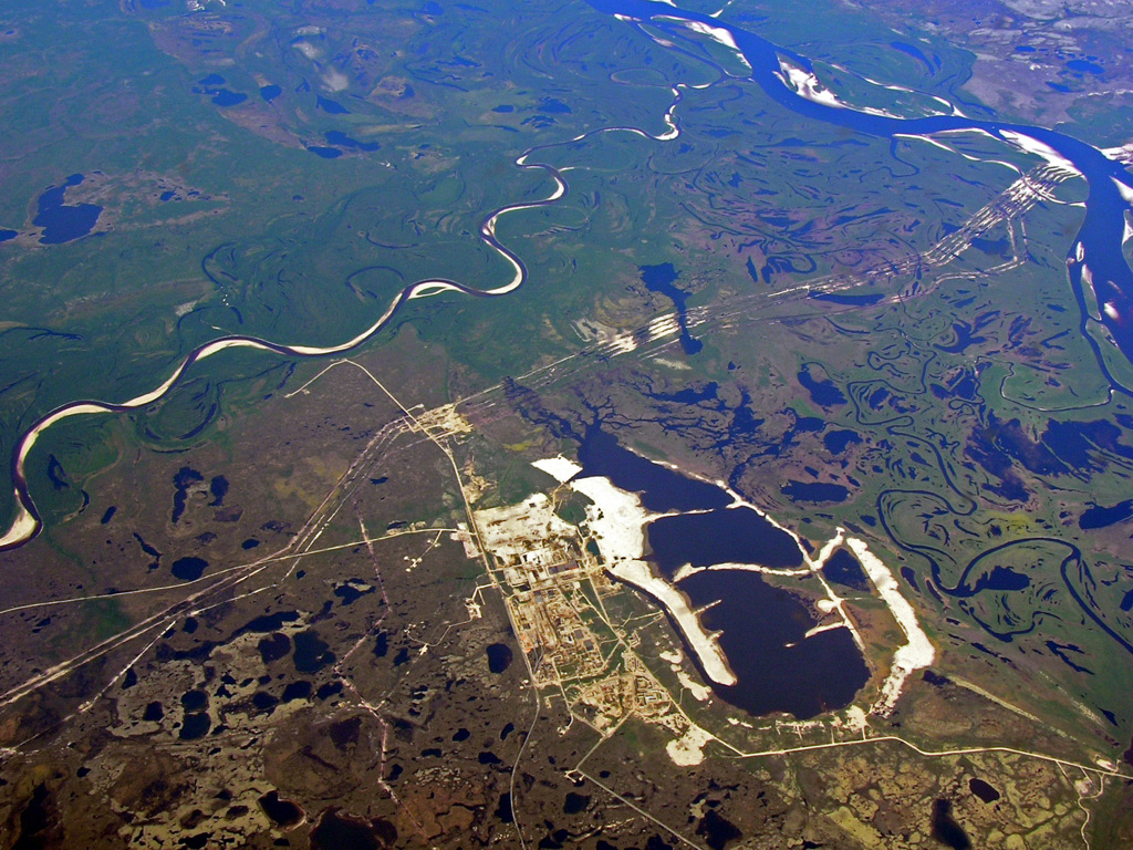 夏のシベリア上空②　川と人工施設？